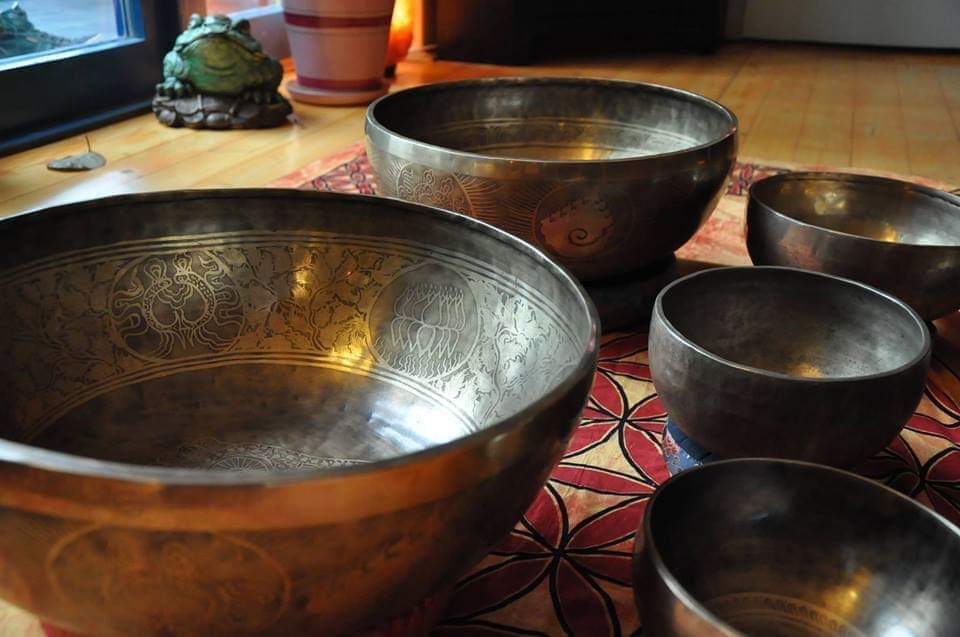 Hatha yoga a zvukoterapia s tibetskými miskami