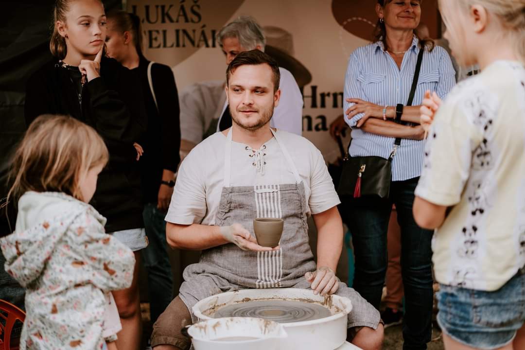Maľovanie hrnčekov s Lukášom Čelinákom Chlebáreň- sídlisková pekáreň